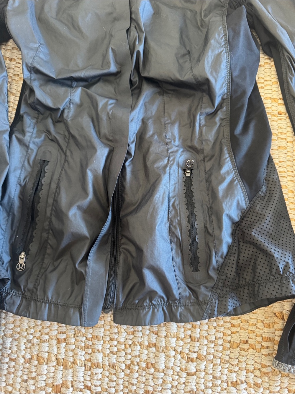 Lululemon Run Essential Jacket - Picture 2 of 3